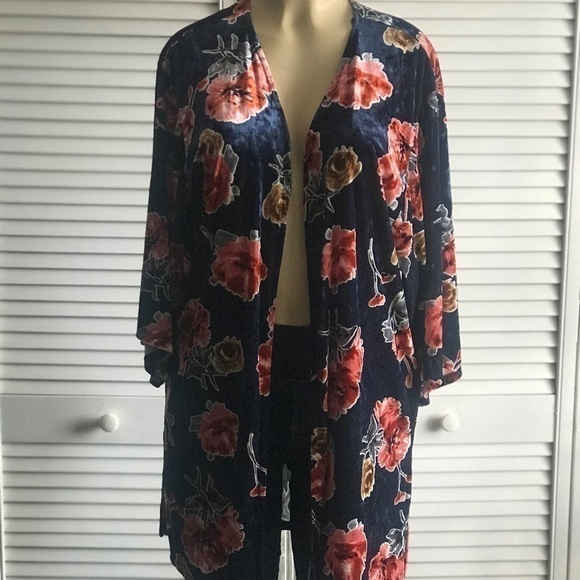 Monteau Velvet Kimono - Picture 5 of 10